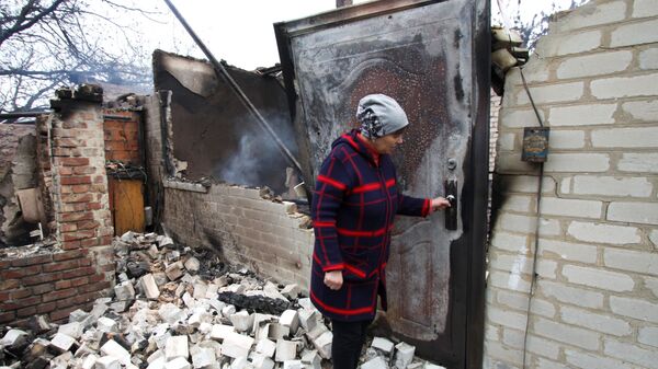 منزل على مشارف حي بتروفسكي في دونيتسك، محترق من إصابة مباشرة بقذيفة أثناء القصف، أوكرانيا - سبوتنيك عربي