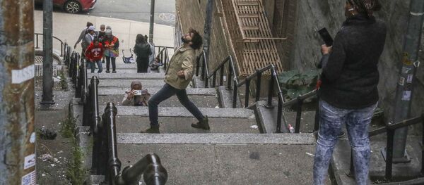 سياح يلتقطون صورا على الدرج الشهير في برونكس، نيويورك 28 أكتوبر 2019 سياح يلتقطون صورا على الدرج الشهير في برونكس، نيويورك 28 أكتوبر 2019 - سبوتنيك عربي