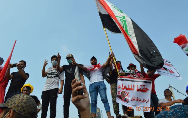 المتظاهرون في ساحة التحرير، بغداد - سبوتنيك عربي