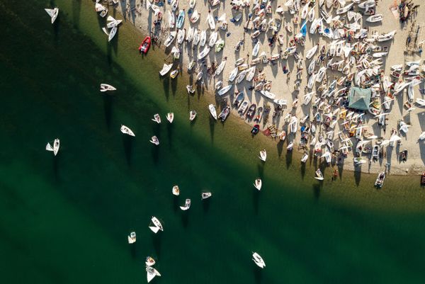 المتنافسون في سباق القوارب الشراعية في روسيا في مياه خليج غليندجيك، روسيا - سبوتنيك عربي