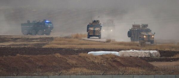 مركبات عسكرية تركية وروسية في أعقاب دورية مشتركة في شمال شرق سوريا - سبوتنيك عربي