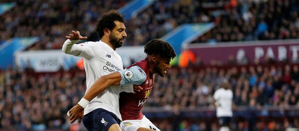 محمد صلاح وتايرون مينغز في مباراة ليفربول وأستون فيلا، 2 نوفمبر/تشرين الثاني 2019 - سبوتنيك عربي