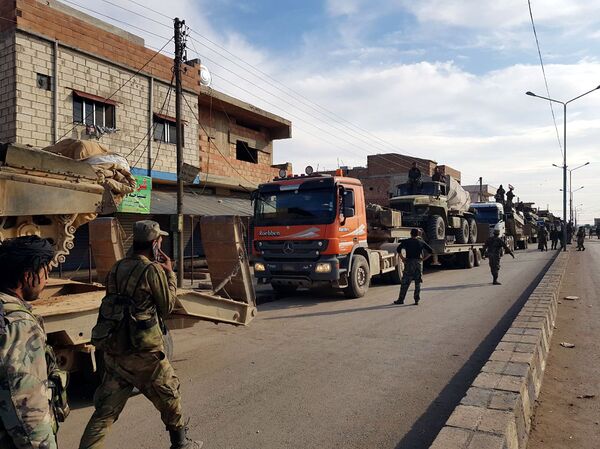 بالفيديو... التقاء القوات السورية المتقدمة من الرقة والحسكة والوجهة: الحدود التركية - سبوتنيك عربي