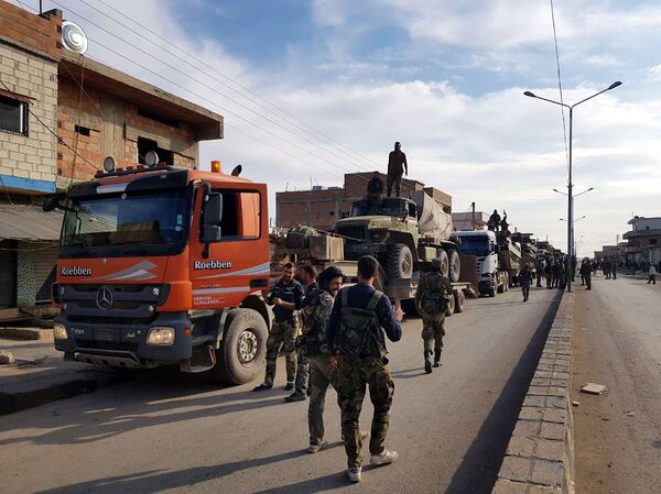 بالفيديو... التقاء القوات السورية المتقدمة من الرقة والحسكة والوجهة: الحدود التركية - سبوتنيك عربي