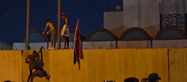 مظاهرات أمام القنصلية ألإيرانية في مدينة كربلاء في العراق - سبوتنيك عربي