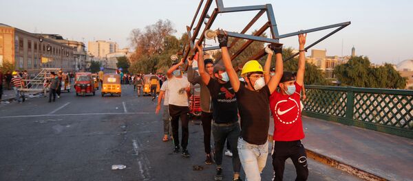 متظاهرون يقطعون جسر الأحرار خلال الاحتجاجات المستمرة المناهضة للحكومة في بغداد متظاهرون يقطعون جسر الأحرار خلال الاحتجاجات المستمرة المناهضة للحكومة في بغداد - سبوتنيك عربي