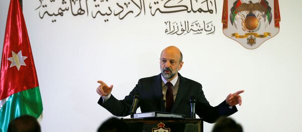 رئيس الوزراء الأردني عمر الرزاز يتحدث إلى وسائل الإعلام خلال مؤتمر صحفي عُقد في عمان - سبوتنيك عربي