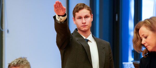 المتهم بإطلاق نارعلى مسجد يؤدي التحية النازية في المحكمة - سبوتنيك عربي