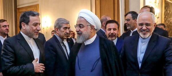 الرئيس الإيراني حسن روحاني ومدير مكتب الرئاسة الإيرانية محمود واعظي ووزير الخارجية الإيراني محمد جواد ظريف - سبوتنيك عربي