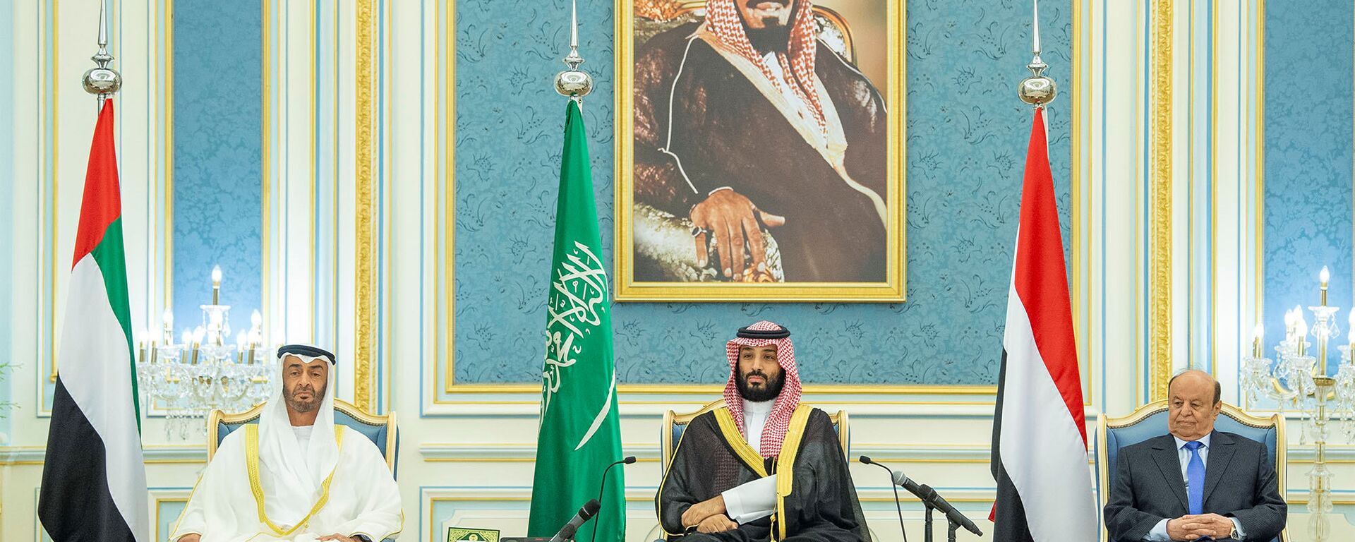 الرئيس اليمني عبد ربه منصور هادي وولي العهد السعودي محمد بن سلمان وولي عهد أبو ظبي محمد بن زايد أثناء التوقيع على اتفاق الرياض - سبوتنيك عربي, 1920, 08.03.2022