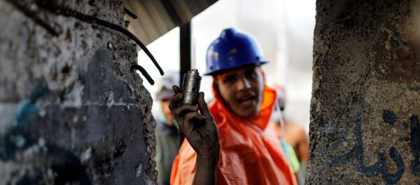 متظاهر عراقي يحمل فارغ عبوة غاز مسيل للدموع كانت تستخدمها قوات الأمن العراقية - العراق  - سبوتنيك عربي