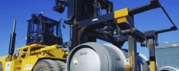 صورة صدرت يوم الأربعاء 6 نوفمبر 2019 من قبل منظمة الطاقة الذرية الإيرانية لشاحنة تحمل اسطوانة تحتوي على غاز سداسي فلوريد اليورانيوم لغرض ضخ الغاز في أجهزة الطرد المركزي في منشأة فوردو النووية الإيرانية - سبوتنيك عربي