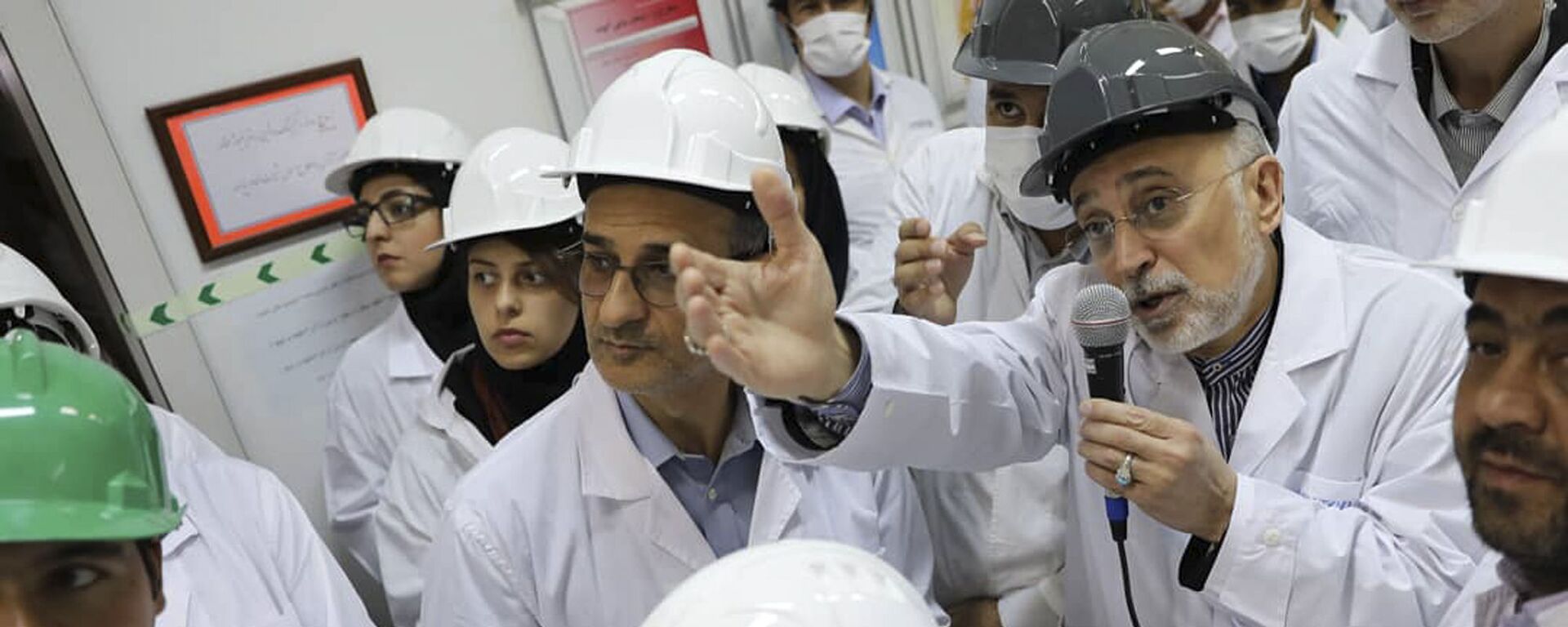 علي أكبر صالحي رئيس منظمة الطاقة النووية الإيرانية يتحدث مع وسائل الإعلام أثناء زيارته لمرفق تخصيب نطنز وسط إيران - سبوتنيك عربي, 1920, 18.02.2021