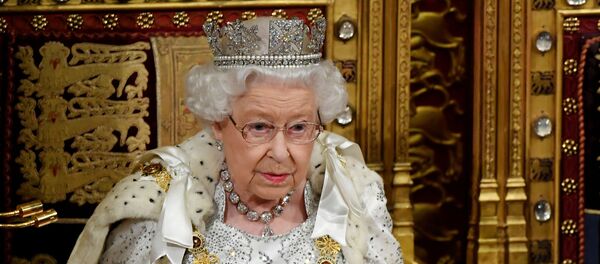 ملكة بريطانيا إليزابيث تلقي خطاب الملكة خلال افتتاح البرلمان في لندن ملكة بريطانيا إليزابيث تلقي خطاب الملكة خلال افتتاح البرلمان في لندن - سبوتنيك عربي