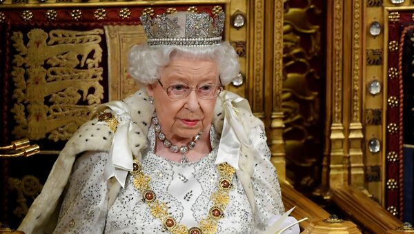 ملكة بريطانيا إليزابيث تلقي خطاب الملكة خلال افتتاح البرلمان في لندن - سبوتنيك عربي
