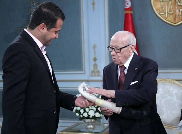 شاب تونسي يبتكر أطرافا صناعية ذكية لمبتوري الأيدي...صور - سبوتنيك عربي