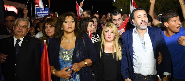 الفنانة المصرية هالة صدقي وتقف خلفها الفنانة نشوى مصطفى وإلى جانبها الفنانة مها أحمد - سبوتنيك عربي