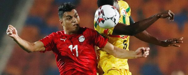 التحام بين مصطفى محمد لاعب منتخب مصر ولاعب منتخب مالي في كأس الأمم الأفريقية للشباب تحت 23 سنة، نوفمبر 2019 - سبوتنيك عربي