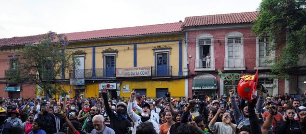 معارضون للرئيس البوليفي إيفو موراليس في مواجهة ضباط الشرطة  - سبوتنيك عربي