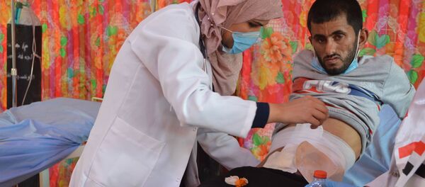 مصارعة الموت لإنقاذ المتظاهرين العراقيين من الرصاص والقنابل  - سبوتنيك عربي