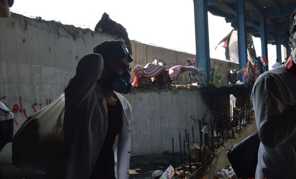 مصارعة الموت لإنقاذ المتظاهرين العراقيين من الرصاص والقنابل (صور وفيديو) - سبوتنيك عربي