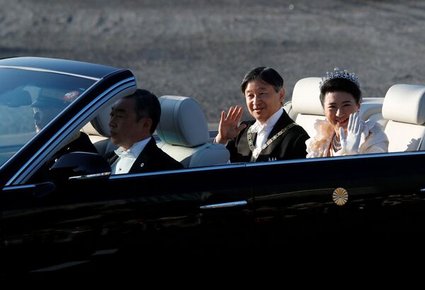 بالصور... موكب تتويج تاريخي لإمبراطور اليابان وزوجته يجوب شوارع طوكيو - سبوتنيك عربي