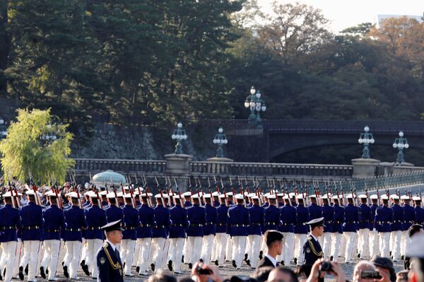 بالصور... موكب تتويج تاريخي لإمبراطور اليابان وزوجته يجوب شوارع طوكيو - سبوتنيك عربي