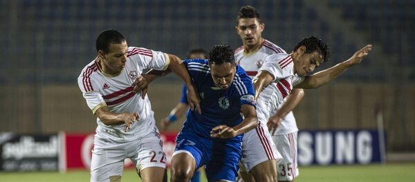 لاعب كرة القدم المصري حمادة طلبه (يسار) وأحمد توفيق (يمين) من الزمالك يتنافسان على الكرة مع علاء علي (يسار) من نادي سموحة لكرة القدم خلال مباراتهما في كأس مصر على ملعب الدفاع الجوي بالقاهرة في 19 يوليو/تموز 2014 لاعب كرة القدم المصري حمادة طلبه (يسار) وأحمد توفيق (يمين) من الزمالك يتنافسان على الكرة مع علاء علي (يسار) من نادي سموحة لكرة القدم خلال مباراتهما في كأس مصر على ملعب الدفاع الجوي بالقاهرة في 19 يوليو/تموز 2014 - سبوتنيك عربي