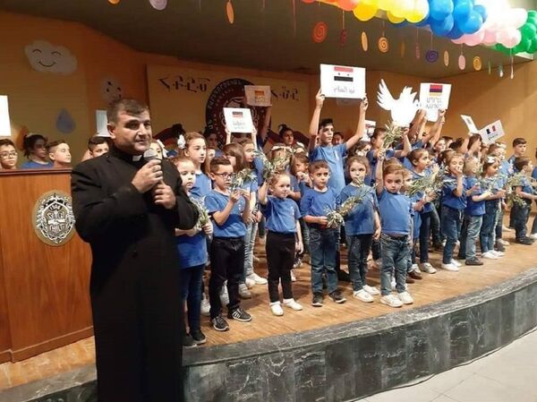 مسلحون يغتالون راعي كنيسة الأرمن الكاثوليك مع والده في ديرالزور السورية - سبوتنيك عربي