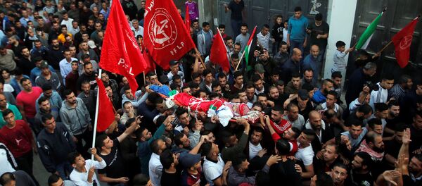 مشيعون يحملون جثة الرجل الفلسطيني عمر البدوي أثناء تشييع جنازته في مخيم العروب للاجئين في الضفة الغربية التي تحتلها إسرائيل - سبوتنيك عربي