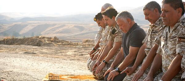 العاهل الأردني الملك عبد الله وولي العهد الأمير حسين أثناء مشاركتهما في حفل أقيم في منطقة نهرايم بالعبرية والباقورة بالعربية، في المنطقة الحدودية بين إسرائيل والأردن. - سبوتنيك عربي