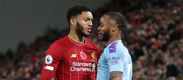 اشتباك بين رحين سترلينغ لاعب مانشستر سيتي وجو غوميز مدافع ليفربول - سبوتنيك عربي