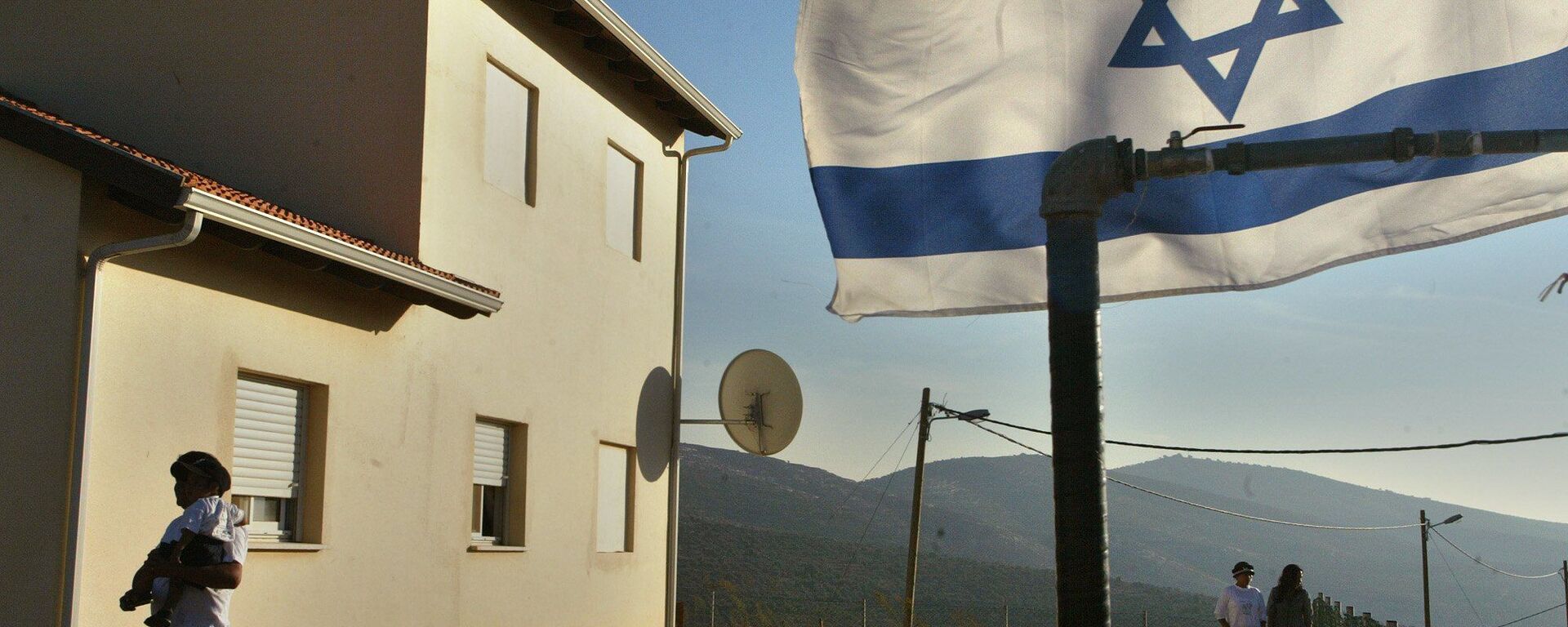علم إسرائيلي يرفرف بالقرب من الفناء الأمامي لأحد المنازل على حافة مستوطنة ريحليم بالقرب من مدينة نابلس بالضفة الغربية - سبوتنيك عربي, 1920, 06.05.2022