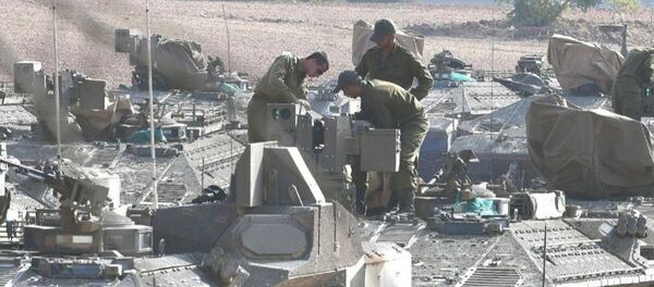 دبابات الجيش الاسرائيلي من قرب حدود مع قطاع غزة - سبوتنيك عربي