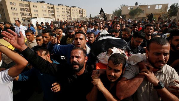 المشيعون يحملون جثة ناشط الجهاد الإسلامي الفلسطيني عبد الله البلباسي أثناء تشييع جنازة في شمال قطاع غزة - سبوتنيك عربي