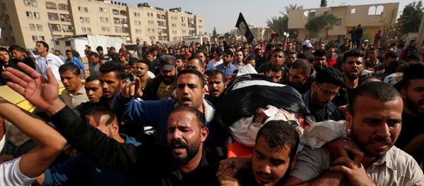 المشيعون يحملون جثة ناشط الجهاد الإسلامي الفلسطيني عبد الله البلباسي أثناء تشييع جنازة في شمال قطاع غزة المشيعون يحملون جثة ناشط الجهاد الإسلامي الفلسطيني عبد الله البلباسي أثناء تشييع جنازة في شمال قطاع غزة - سبوتنيك عربي