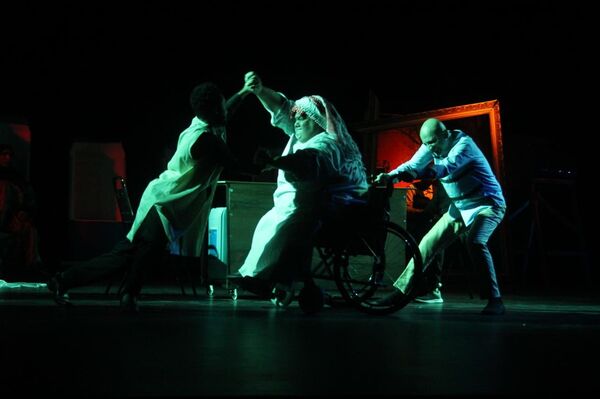 عرض مسرحي لذوي الاحتياجات الخاصة في البحرين..صور - سبوتنيك عربي