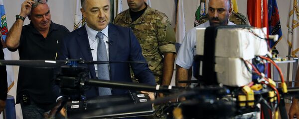 وزير الدفاع اللبناني إلياس بو صعب يحمل جزءا من طائرة إسرائيلية دون طيار تحطمت في جنوب بيروت - سبوتنيك عربي