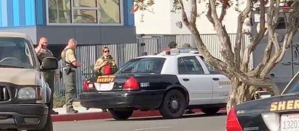 رجال الشرطة يقفون خارج مدرسة سوجس الثانوية بعد إطلاق نار، في سانتا كلاريتا، كاليفورنيا، الولايات المتحدة، 14 نوفمبر/تشرين الثاني 2019 - سبوتنيك عربي