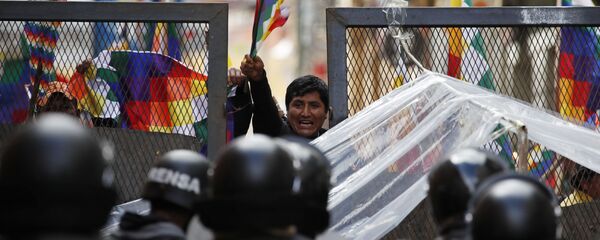 عناصر الشرطة تغلق الطريق على أنصار الرئيس السابق يفو موراليس بالقرب من مبنى الكونغرس في لاباز، بوليفيا 12 نوفمبر 2019 عناصر الشرطة تغلق الطريق على أنصار الرئيس السابق يفو موراليس بالقرب من مبنى الكونغرس في لاباز، بوليفيا 12 نوفمبر 2019 - سبوتنيك عربي