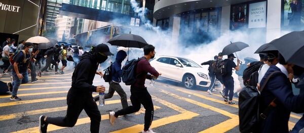 شرطة الشغب تفرق المتظاهرين في هونغ كونغ، الصين 11 نوفمبر 2019 - سبوتنيك عربي