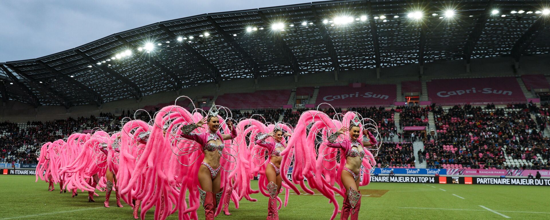 أداء راقصات في الملهى الفرنسي مولان روج قبل مباراة اتحاد لاعبي الركبي الـ14 بين استاد فرانسيس وراسينغ 92 في 10 نوفمبر 2019 ، في ملعب جان بوين في باريس، 10 نوفمبر 2019 - سبوتنيك عربي, 1920, 25.02.2022