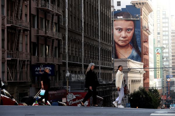 جدراية للطفلة الناشطة البيئية غريتا تونبيرغ على جدار أحد المباني في سان فرانسيسكو، كاليفورنيا 11 نوفمبر 2019 - سبوتنيك عربي