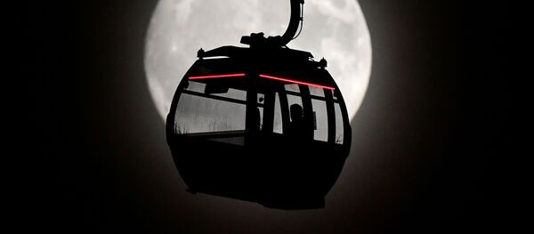 راكب داخل تلفريك طيران الإمارات فوق نهر التايمز في  لندن، 11 نوفمبر 2019 - سبوتنيك عربي