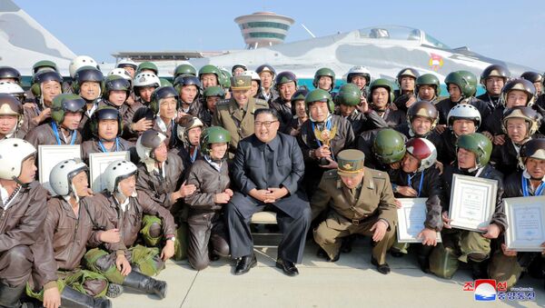 زعيم كوريا الشمالية كيم جونغ أون يحضر عرضا جويا لطائرة عسكرية في مطار على الساحل الشرقي للبلاد - سبوتنيك عربي