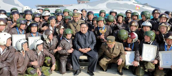 زعيم كوريا الشمالية كيم جونغ أون يحضر عرضا جويا لطائرة عسكرية في مطار على الساحل الشرقي للبلاد - سبوتنيك عربي