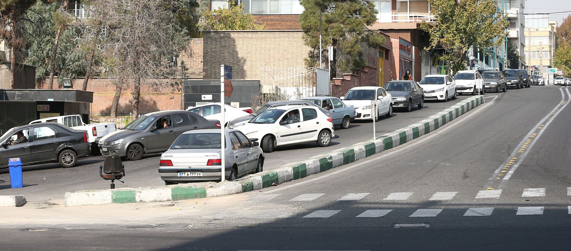 طابور سيارات في محطة بنزين بعد ارتفاع سعر الوقود في طهران - سبوتنيك عربي, 1920, 30.04.2021