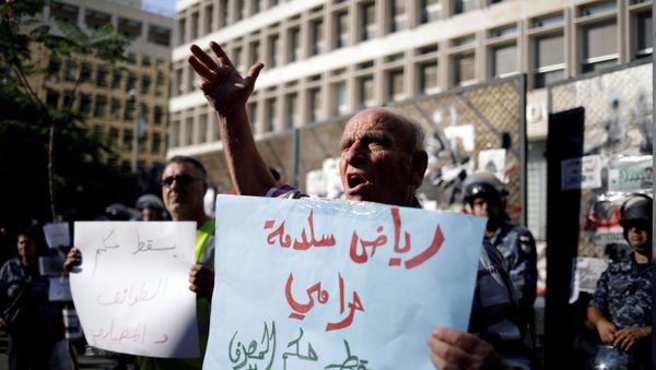 أحد المحتجين يردد شعارات في مظاهرة خارج البنك المركزي اللبناني خلال الاحتجاجات المستمرة المناهضة للحكومة في بيروت أحد المحتجين يردد شعارات في مظاهرة خارج البنك المركزي اللبناني خلال الاحتجاجات المستمرة المناهضة للحكومة في بيروت - سبوتنيك عربي