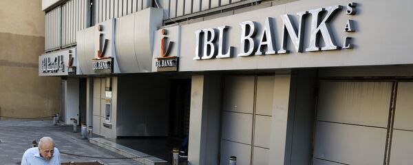 رجل يمر بجانب بنك مغلق في بيروت، لبنان، الثلاثاء 12 نوفمبر/تشرين الثاني 2019 - سبوتنيك عربي