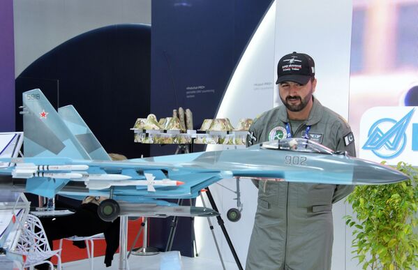 نموذج المقاتلة سو-35 متعددة المهام في معرض دبي للطيران لعام 2019، 17 نوفمبر 2019 - سبوتنيك عربي